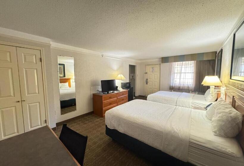 غرفة قياسية رباعية, Rodeway Inn