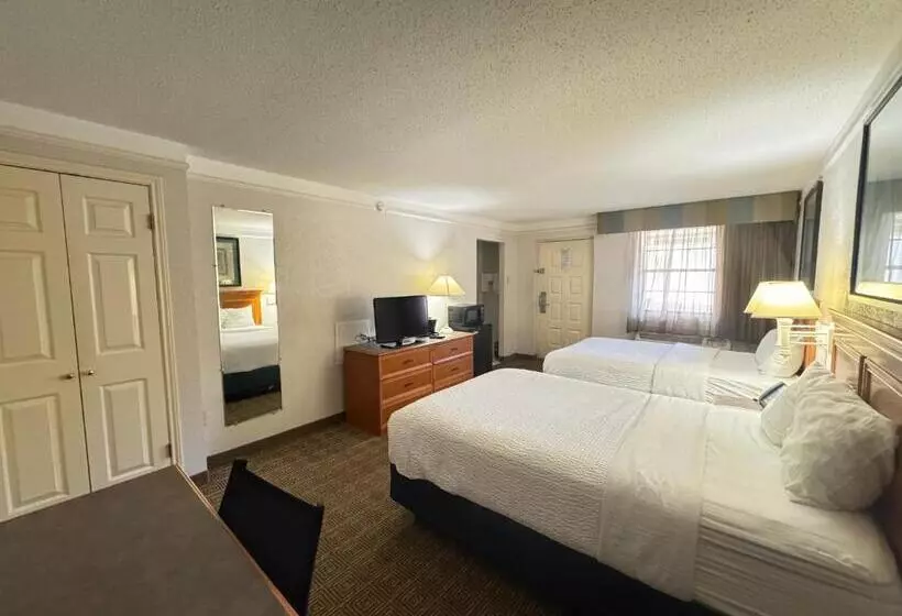 اتاق استاندارد چهار تخته, Rodeway Inn