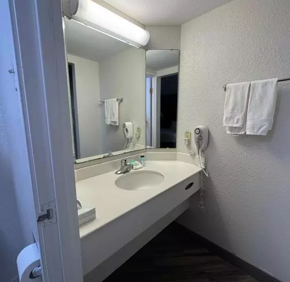 اتاق استاندارد چهار تخته, Rodeway Inn