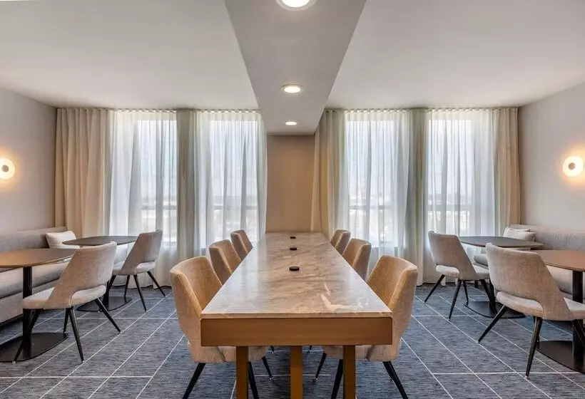سوئیت کلاب, Sheraton Suites Old Town Alexandria