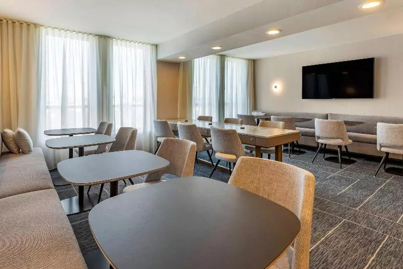 سوئیت کلاب, Sheraton Suites Old Town Alexandria