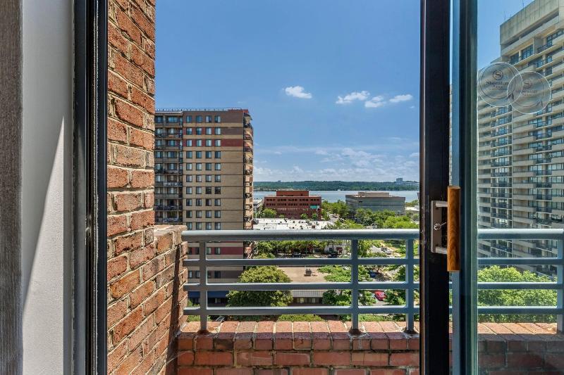 Люкс Клуб, Sheraton Suites Old Town Alexandria