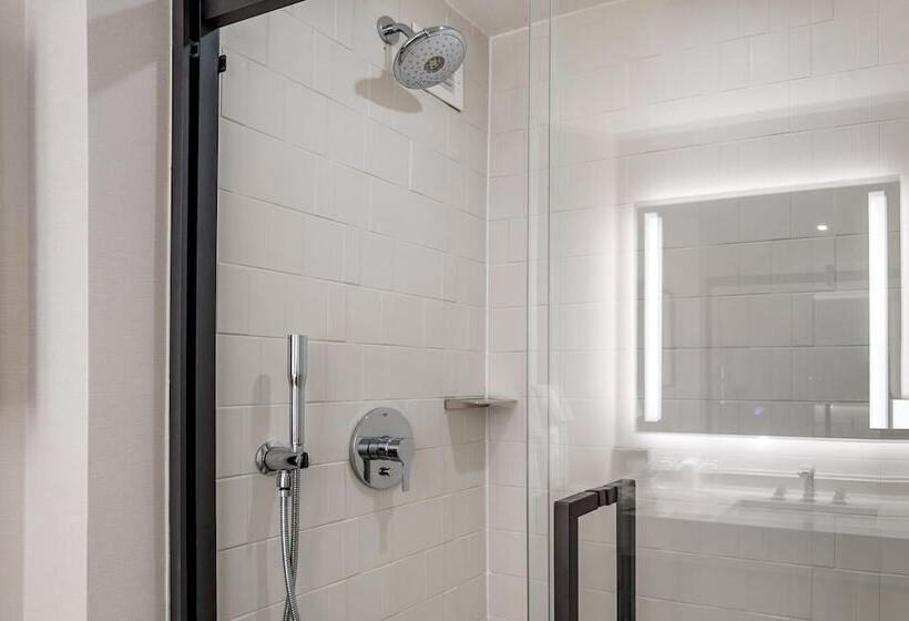 جناح, Sheraton Suites Wilmington Downtown