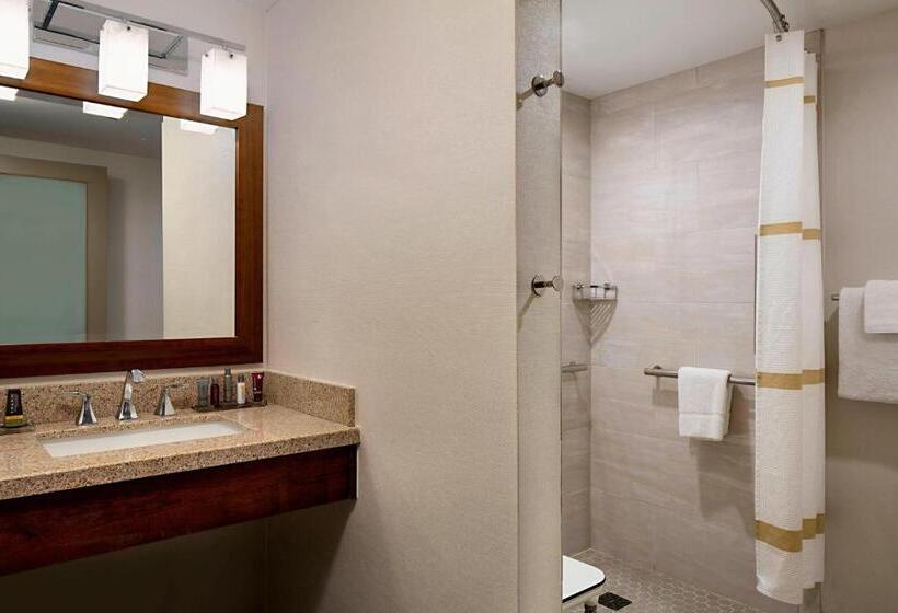 キングサイズベッドのスタンダードルーム, Lincolnshire Marriott Resort