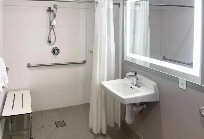اتاق استاندارد با تخت بزرگ برای معلولان, Motel 6morro Bay, Ca
