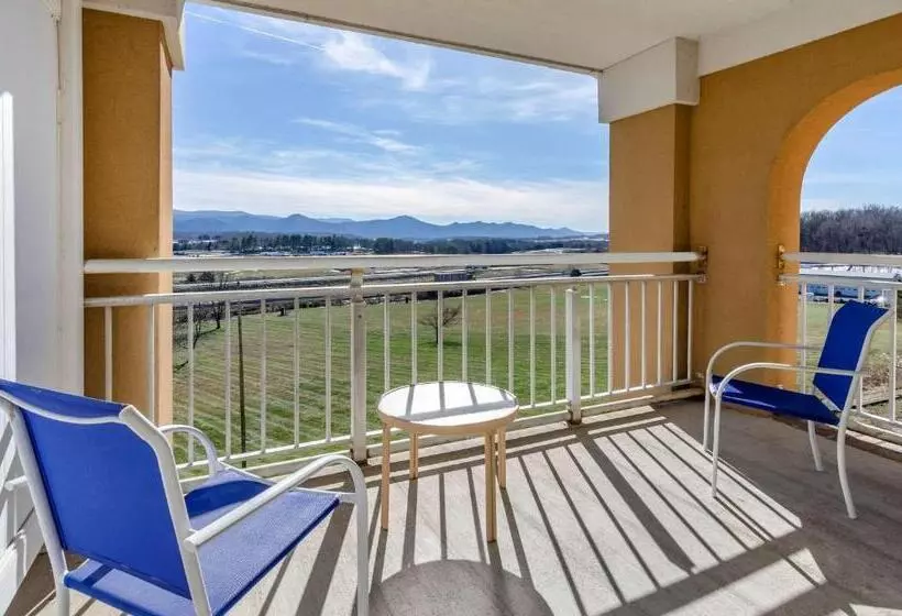 キングサイズベッドのスイートルーム, Comfort Inn & Suites Raphine  Lexington Near I81 And I64