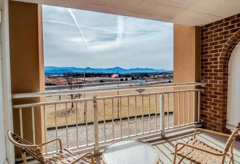 キングサイズベッドのスイートルーム, Comfort Inn & Suites Raphine  Lexington Near I81 And I64