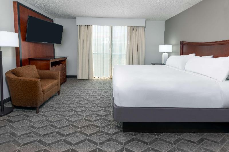 מיטת קינג בסוויטה, Embassy Suites By Hilton Dallas Park Central Area