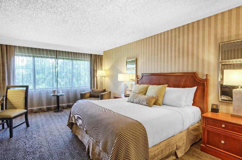 מיטת קינג בסוויטה, Omni Charlottesville