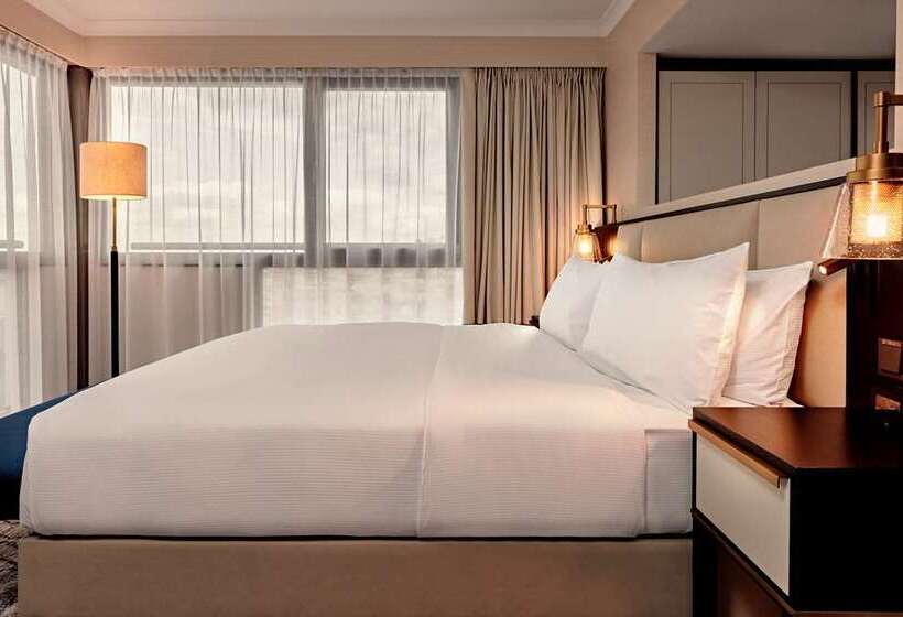 غرفة قياسية, Phillips Kansas City Curio Collection By Hilton