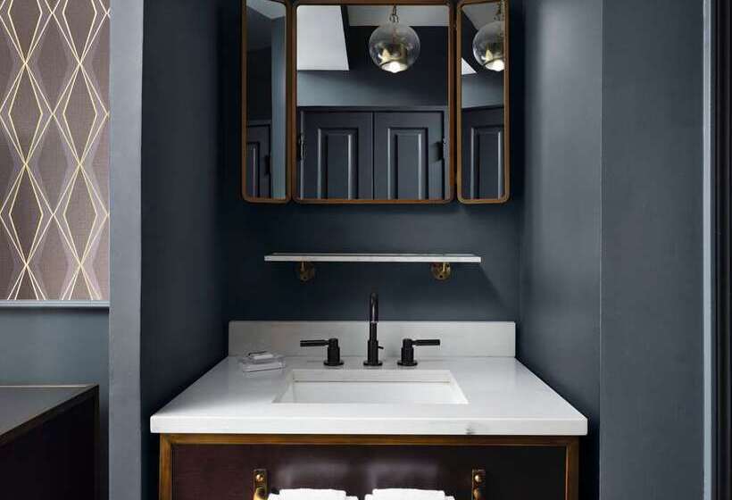 غرفة أساسية, Phillips Kansas City Curio Collection By Hilton