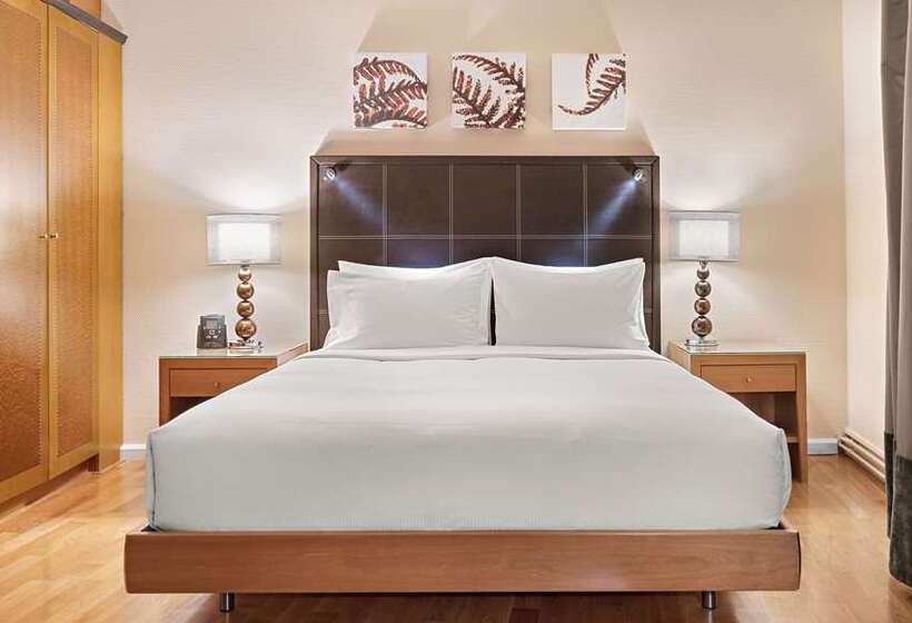 غرفة أساسية, Phillips Kansas City Curio Collection By Hilton