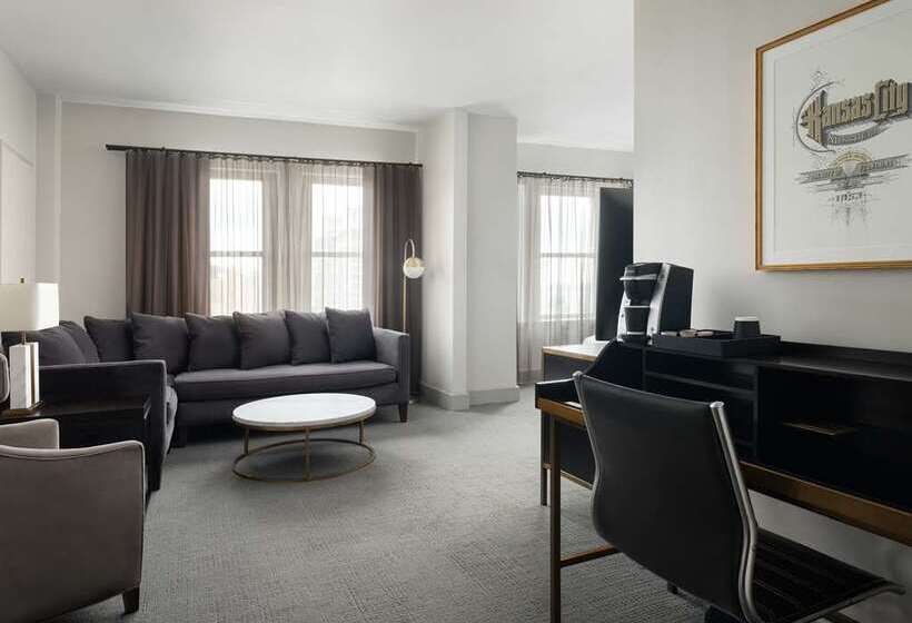 غرفة قياسية, Phillips Kansas City Curio Collection By Hilton