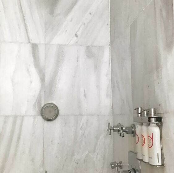 스탠다드 싱글 룸 공동욕실, Pod 51