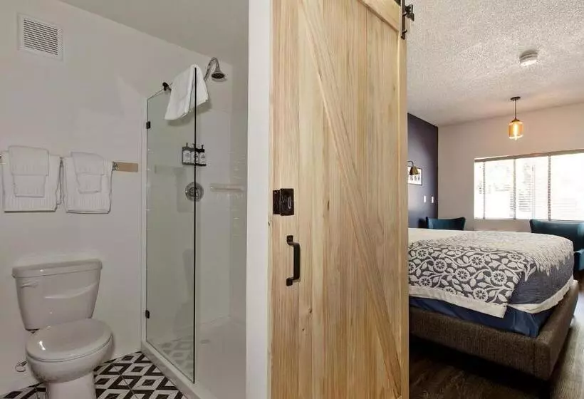 اتاق استاندارد با تخت بزرگ, Sideways Inn