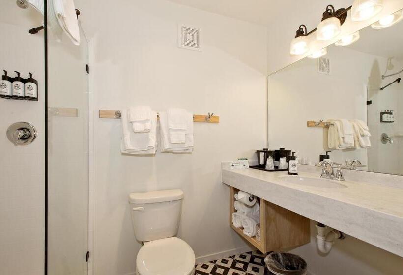 جناح ديلوكس سرير كينج, Sideways Inn