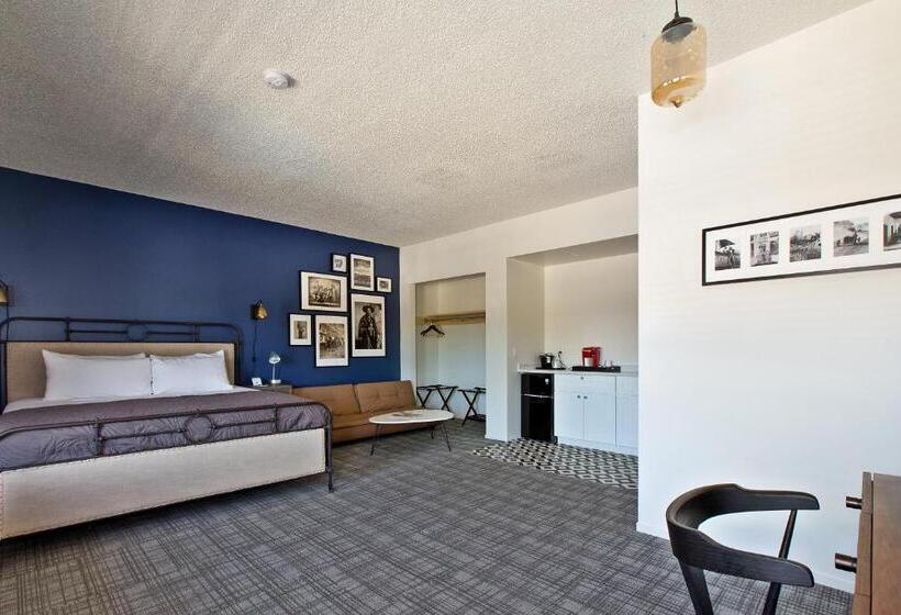 جناح ديلوكس سرير كينج, Sideways Inn