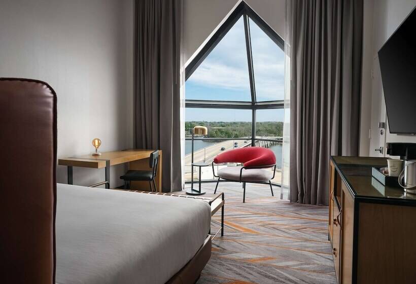 장애인을 위한 더블 침대 스탠다드 룸, The Landing At Hampton Marina, Tapestry Collection By Hilton