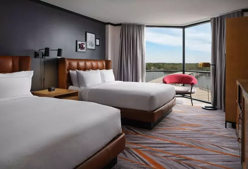 ２ダブルベッドのスタンダードルーム, The Landing At Hampton Marina, Tapestry Collection By Hilton