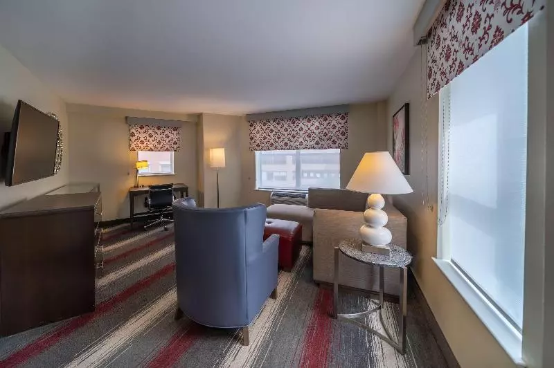 سوئیت با تخت بزرگ, West End Washington Dc, Tapestry Collection By Hilton
