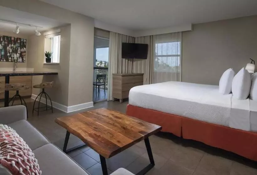 キングサイズベッドのジュニアスイート, Pelican Cove Resort & Marina