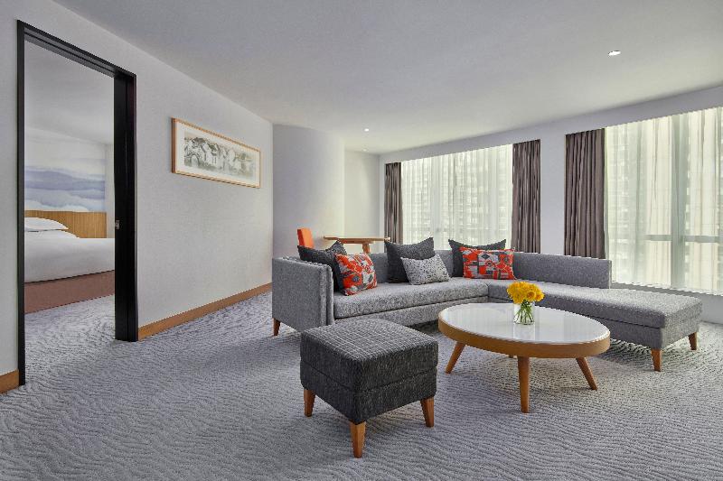 初级行政套房, Capstone