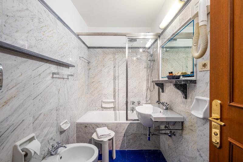 初级行政套房, Capstone