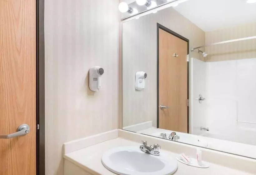 ２ダブルベッドのスタンダードルーム, Days Inn & Suites By Wyndham Bridgeport  Clarksburg