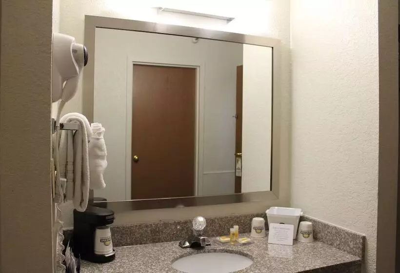 ２ダブルベッドのスタンダードルーム, Days Inn & Suites By Wyndham Bridgeport  Clarksburg