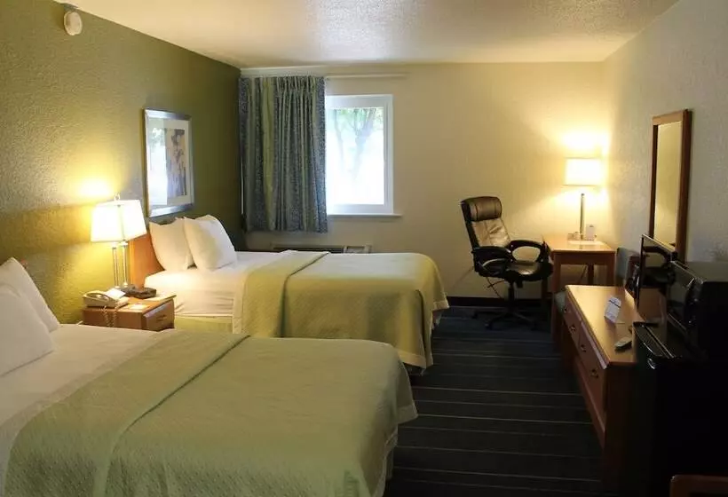 ２ダブルベッドのスタンダードルーム, Days Inn & Suites By Wyndham Bridgeport  Clarksburg