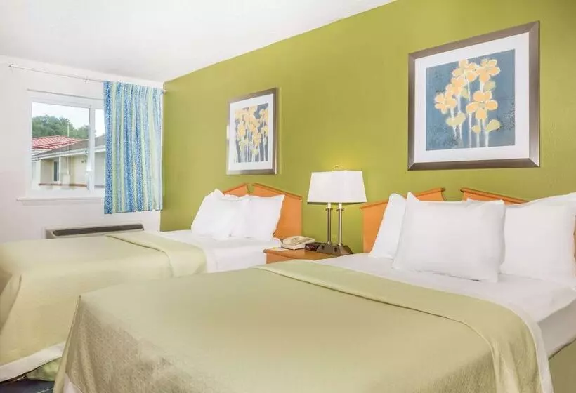 ２ダブルベッドのスタンダードルーム, Days Inn & Suites By Wyndham Bridgeport  Clarksburg