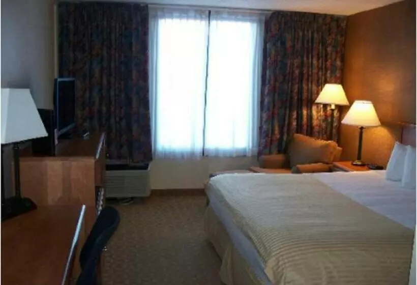اتاق استاندارد با تخت بزرگ, Ramada By Wyndham Watertown Thousand
