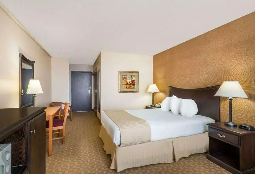 اتاق استاندارد با تخت بزرگ, Ramada By Wyndham Watertown Thousand