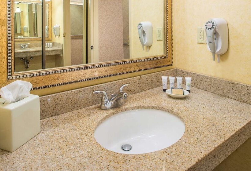 جناح عائلي, Red Lion Hotel Pasco Airport & Conference Center