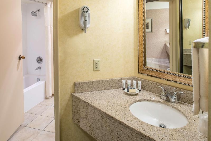 جناح جونيور, Red Lion Hotel Pasco Airport & Conference Center