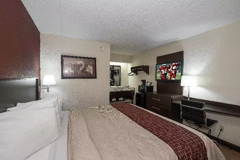 キングサイズベッドのデラックスルーム, Red Roof Inn Toledo  Maumee
