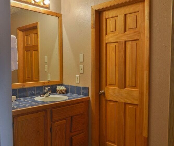 침실 2개 아파트, Rustic Inn