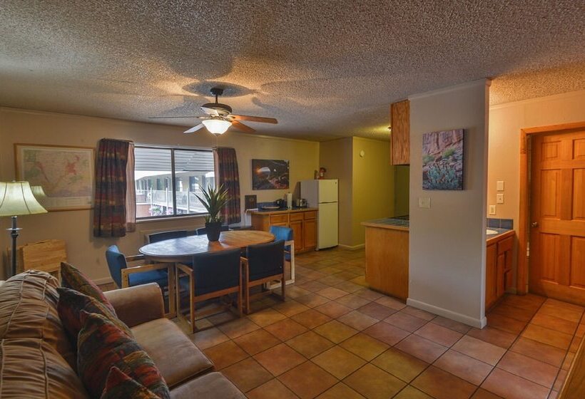 침실 2개 아파트, Rustic Inn