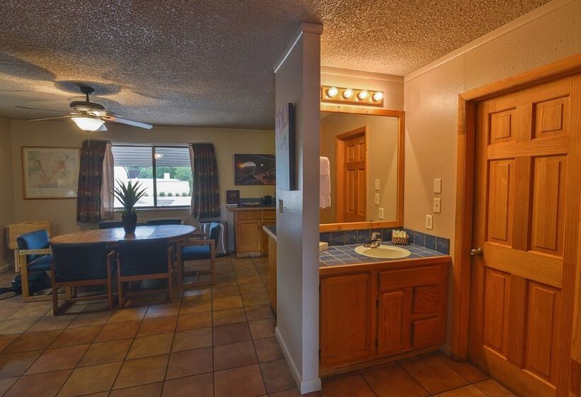 침실 2개 아파트, Rustic Inn