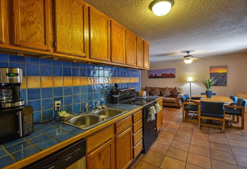 침실 2개 아파트, Rustic Inn