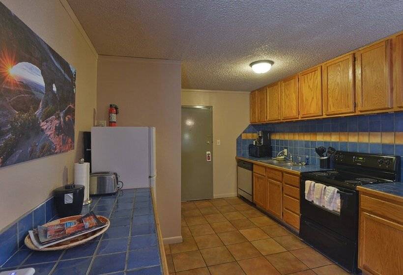 침실 2개 아파트, Rustic Inn