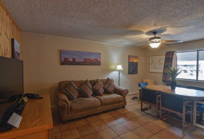 침실 2개 아파트, Rustic Inn