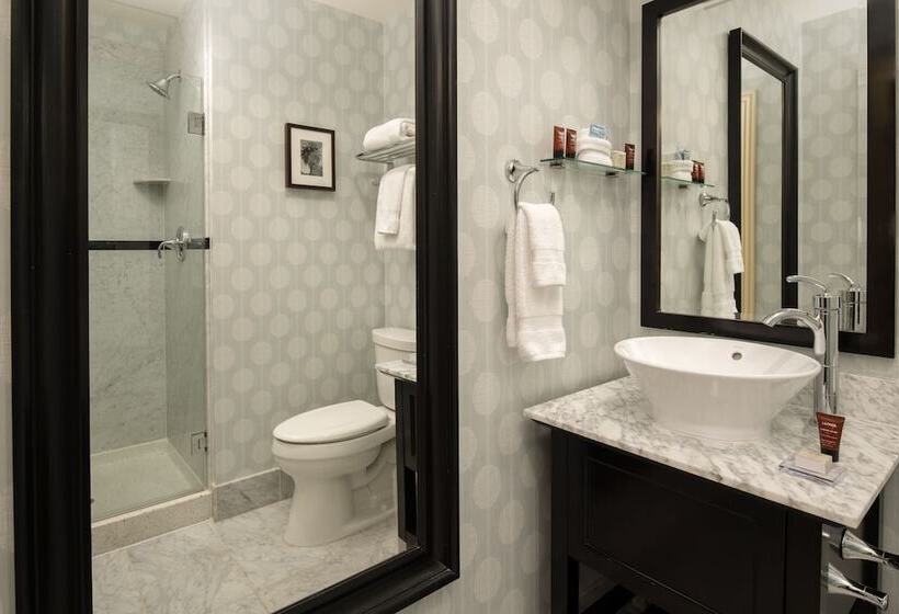 Quarto Classe Business, Shattuck Plaza