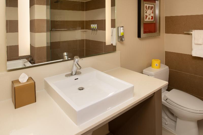 سوئیت با تخت بزرگ, Staypineapple, Hotel Rose, Downtown Portland