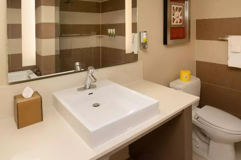 سوئیت با تخت بزرگ, Staypineapple, Hotel Rose, Downtown Portland