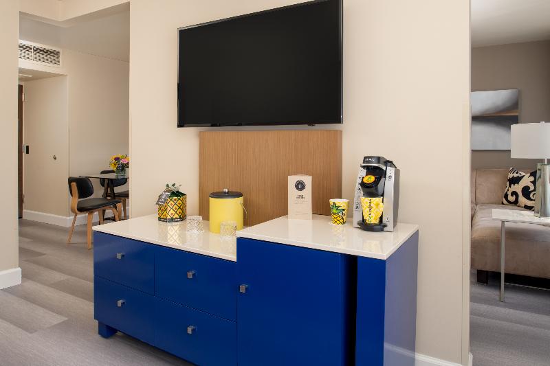 سوئیت با تخت بزرگ, Staypineapple, Hotel Rose, Downtown Portland