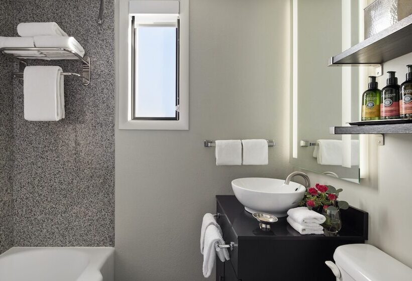 주니어 스위트, Capitol Hill