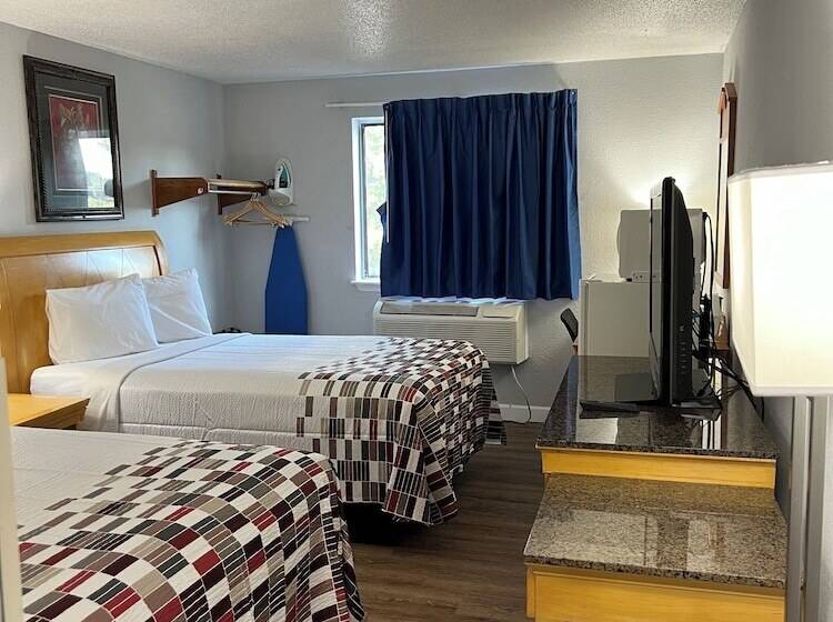 带2个双人床的标准工作室, Economy 7 Inn   Norfolk