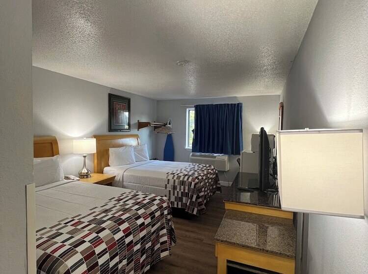 带2个双人床的标准工作室, Economy 7 Inn   Norfolk