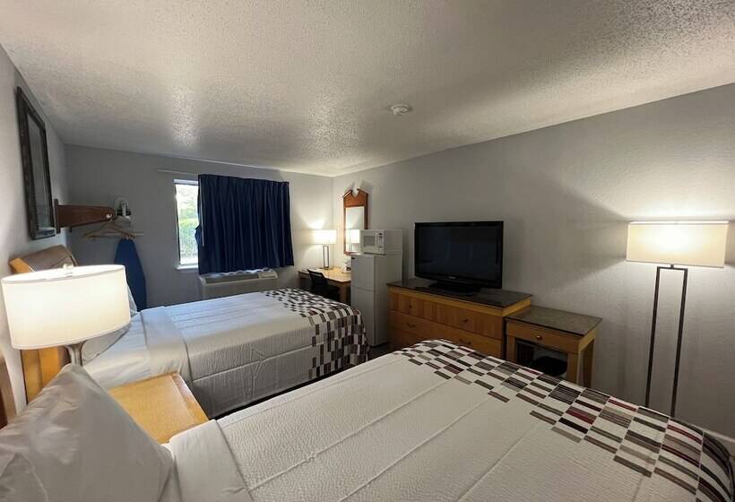 带2个双人床的标准工作室, Economy 7 Inn   Norfolk